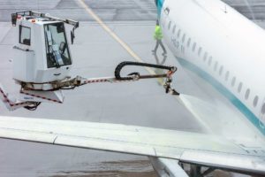 De-icing aircraft wings