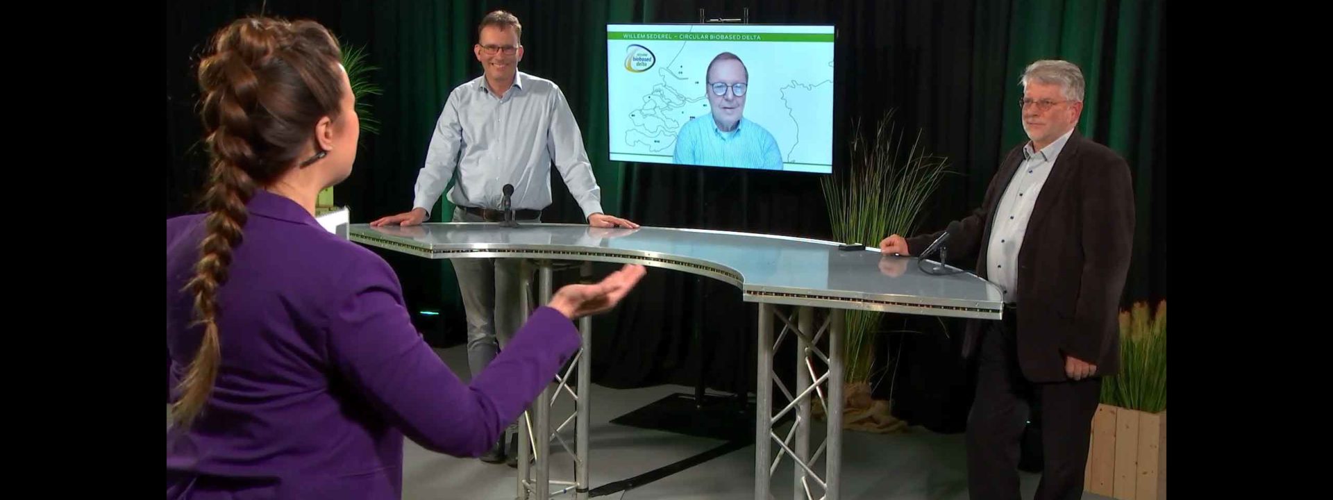 Willem Sederel on screen between Chris de Visser (l) and Hans van Klink (r)