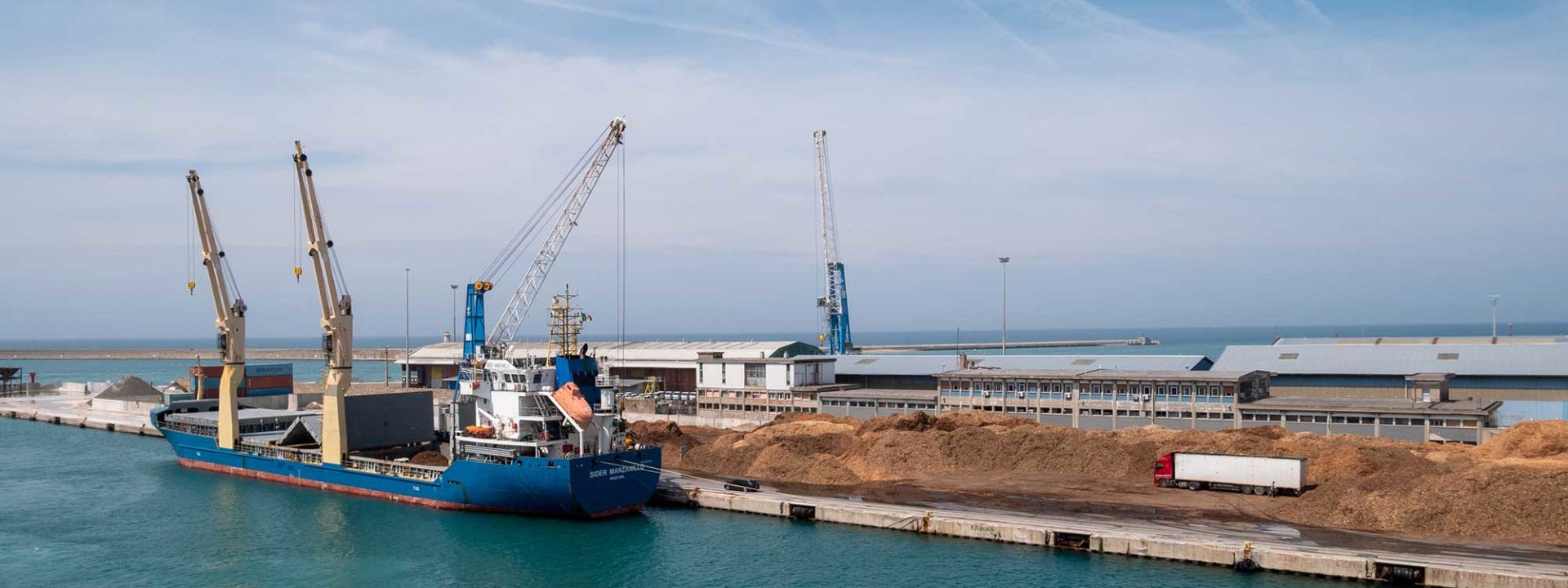 Unloading wood pellets